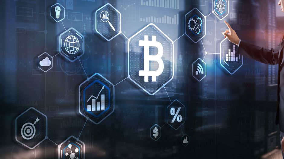 Bitcoin torna sotto $70 mila, fuga di liquidità verso azioni e maxi Ipo