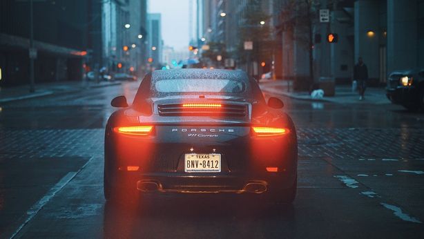 Porsche taglia stime per carenza componenti in alluminio