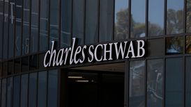 Charles Schwab, trimestrale record: ricavi a 7,1 miliardi e asset clienti oltre 13 mila miliardi