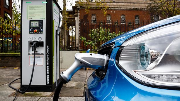 Auto elettrica, tutti i contro della “svolta” green forzata