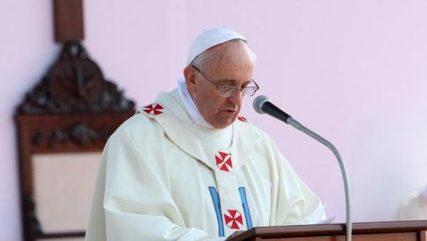 Il Papa attacca la Casta. Che si presenta con numerose auto blu