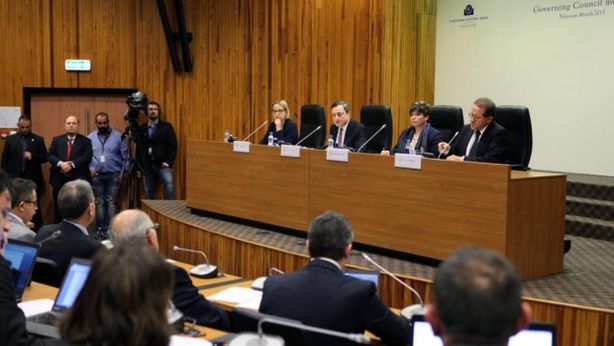 Draghi: “Bce non acquisterà bond che rendono meno di tasso deposito”