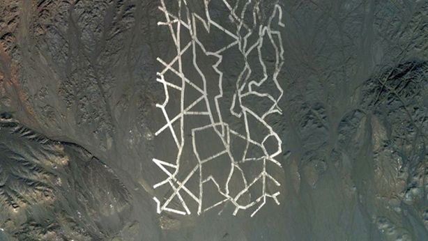 Cina: gli interrogativi sull’immenso reticolo rinvenuto nel deserto