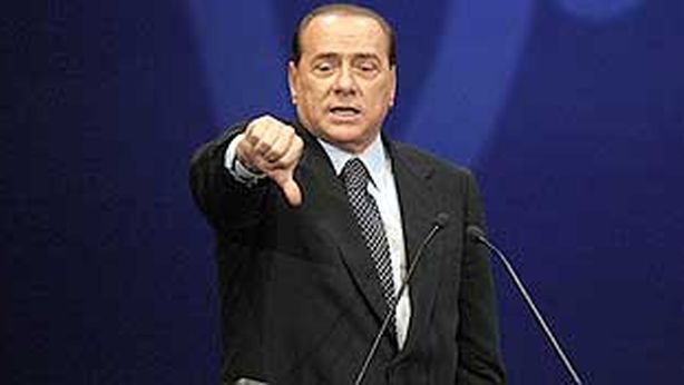 Berlusconi: voto a novembre. Rating Italia verso “junk”