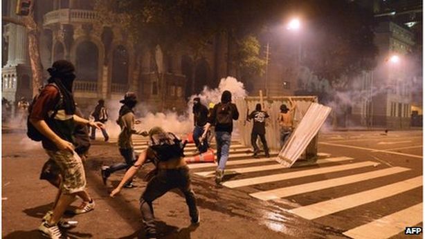 Brasile: scontri e violenze tra black bloc e polizia