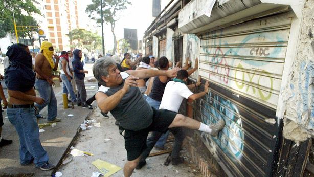 Venezuela: tre morti durante saccheggi mossi dalla fame