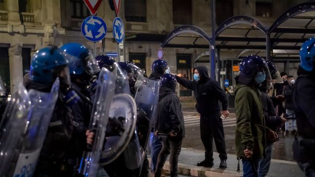Coronavirus, monta la protesta dopo il Dpcm. Viminale alza livello allerta