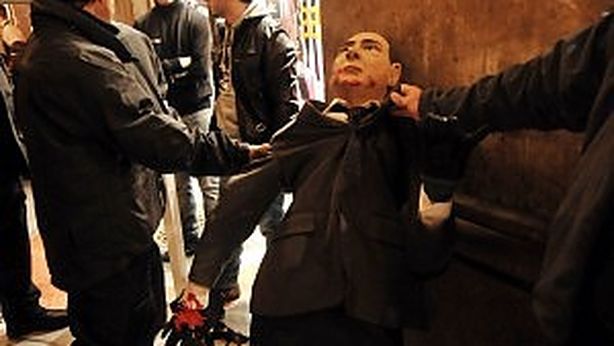 Un manichino insanguinato del premier abbandonato in Galleria