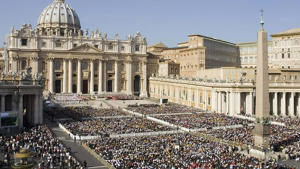 Gli sprechi della Chiesa: lauti stipendi e auto Mercedes