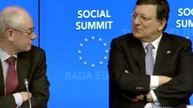 Barroso-Van Rompuy, risatine su Renzi