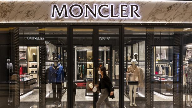 Moncler scende a Piazza Affari. La nostra analisi tecnica sul titolo