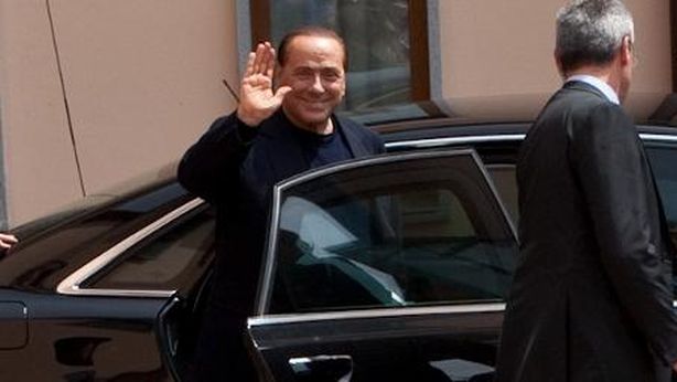 Berlusconi, primo giorno ai servizi sociali. Atteso da fan e contestatori