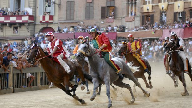 Italia preda dell’invidia. Bloccata dalla “sindrome del Palio di Siena”