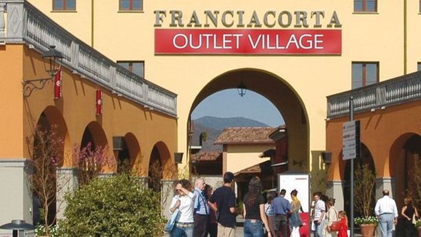 Potere d’acquisto sceso per 7 italiani su 10, boom degli outlet