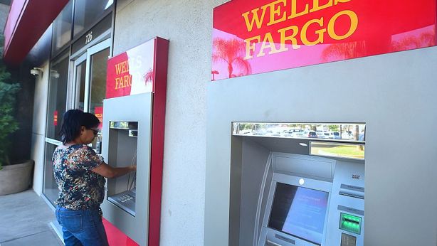 Bancomat le “regala” $380, donna li restituisce