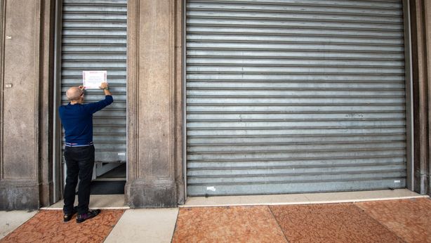 Come cambiano le città: meno negozi nel centro, aumentano alberghi e ristoranti