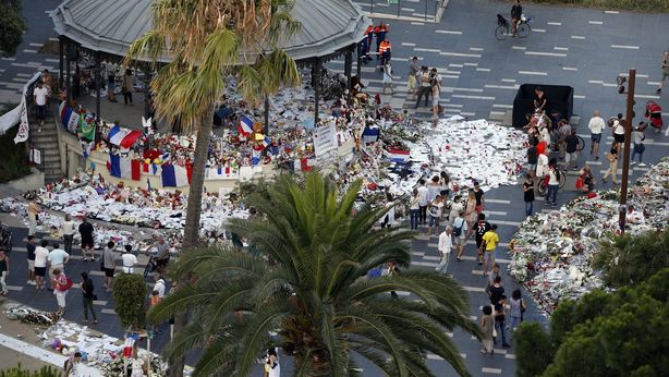 Nizza, Liberation: “Solo un’auto della polizia per bloccare il camion”