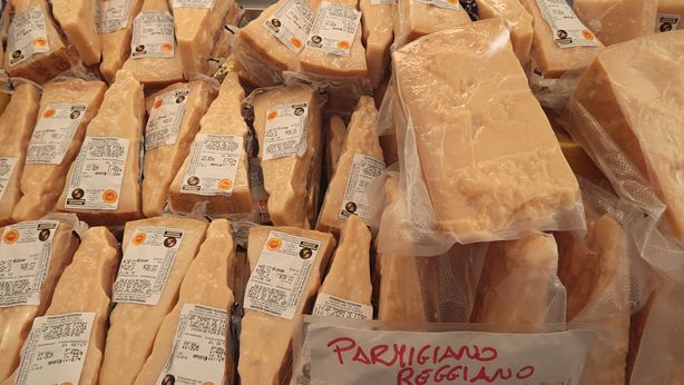 Stop al Parmesan: governo vuole bloccare il Ceta, Ue infuriata