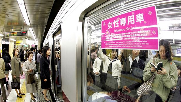 Sorpresa negativa dal Giappone: Pmi servizi in contrazione per prima volta in due anni. Ma borsa Tokyo +1%