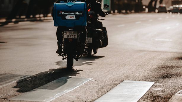 Domino’s Pizza: partnership con Uber Eats per spingere le vendite