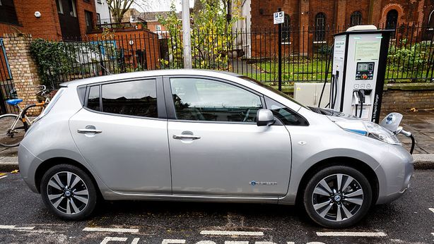 Crisi energetica: Svizzera studia stop alle auto elettriche