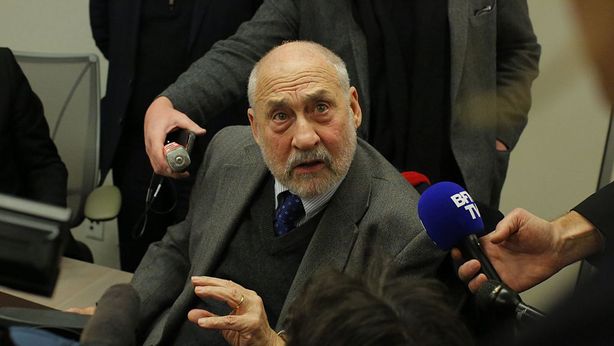 Nobel Stiglitz: “Usa eliminino i contanti”