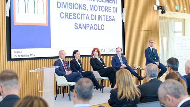 Intesa Sanpaolo, leader in Italia nel wealth management con un polo che sfiora i 1000 miliardi