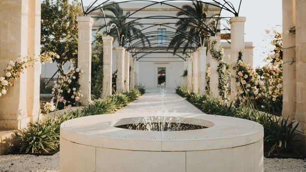 Una villa tra gli ulivi della Puglia e l’oro giallo della pietra leccese