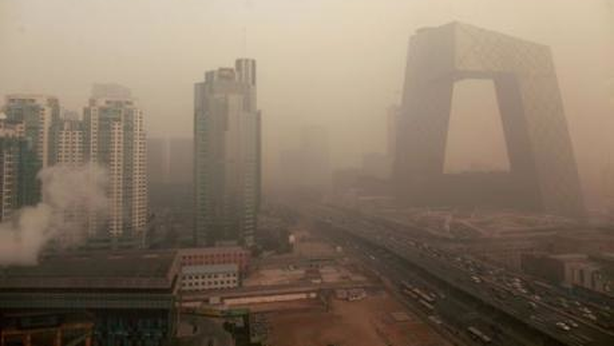 Pechino invasa dallo smog: chiudono gli aereoporti
