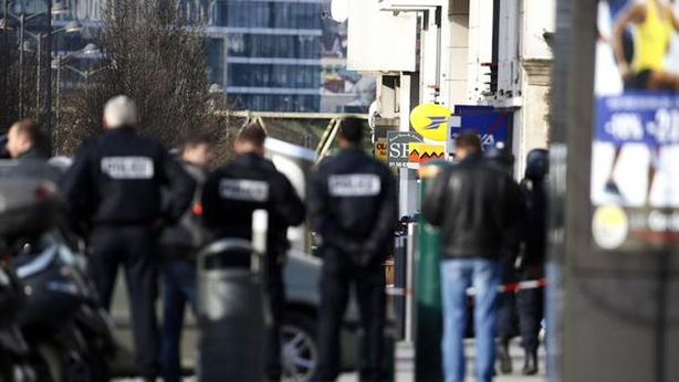 Parigi, uomo armato con due ostaggi si arrende