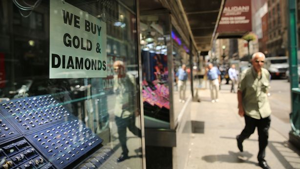 Italiani in fila al banco dei pegni, oro in cambio di prestiti da usura