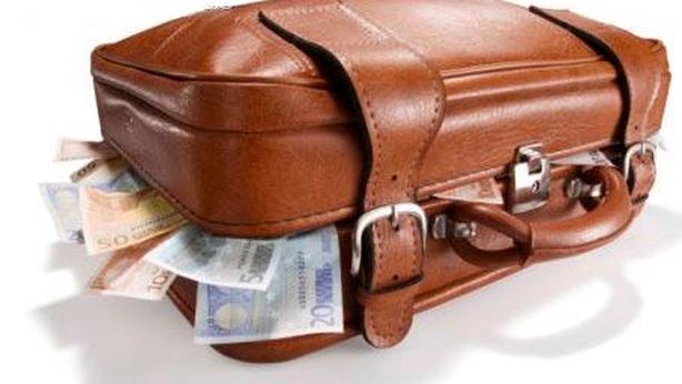 Trova 390mila euro sul bus e li restituisce