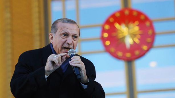 Turchia: lira in caduta libera, banca centrale alza i tassi