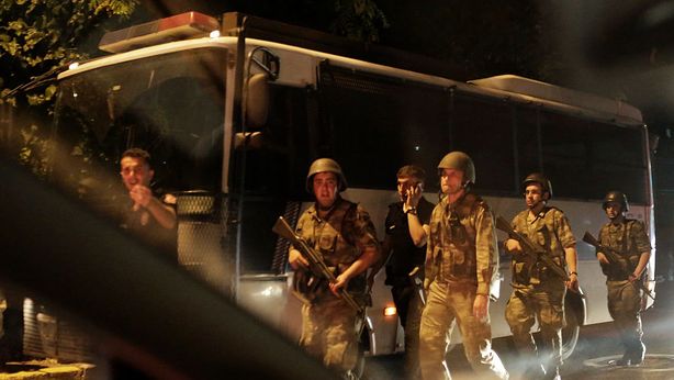 Turchia: colpo di Stato fallito. Torna Erdogan, strage golpisti
