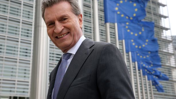 Oettinger: “spero nuova manovra arrivi oggi, deficit al 2,2% inaccettabile”