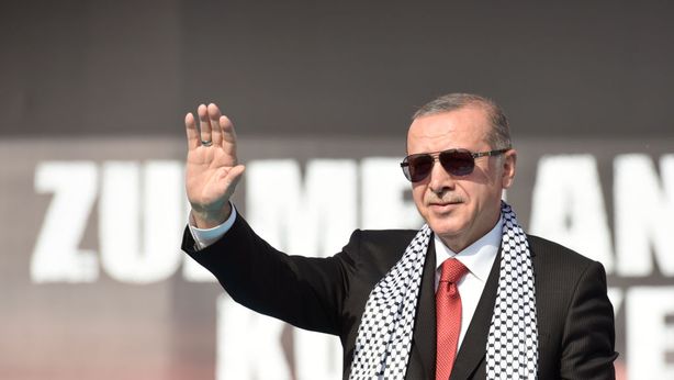 Turchia, Erdogan: “abbassiamo i tassi”. Lira sprofonda