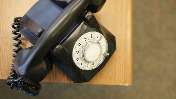 Francesi dicono addio al telefono fisso, dal 2023 solo Voip