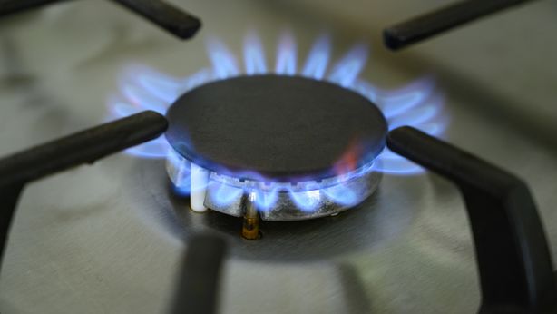 Bollette, in arrivo tagli ai costi di luce e gas