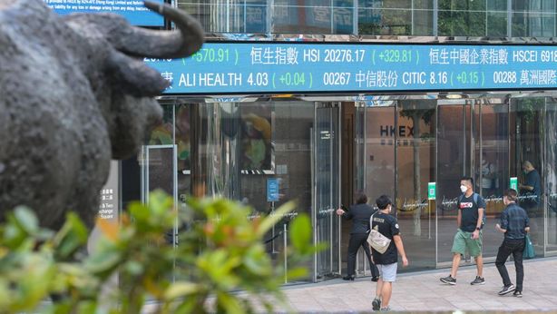Borsa Hong Kong in ripresa dopo scivolone in mercato orso. Borsa Tokyo in solido rialzo