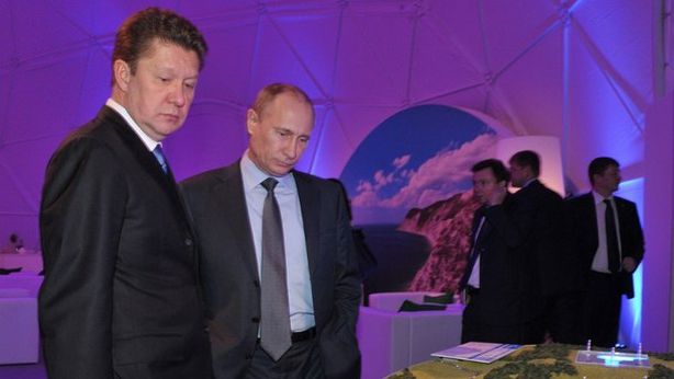 Banche russe sull’orlo del fallimento, Putin muove blindati in Crimea