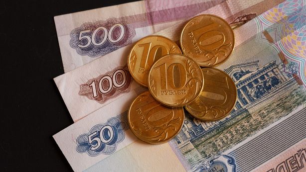 Russia: rublo si indebolisce oltre la soglia simbolica di 100 contro il dollaro