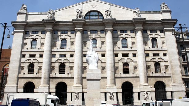 Borsa Milano debole, giù Unicredit. Focus su petrolio dopo flop Doha
