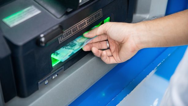 Truffa bancomat: come vengono svuotati i conti dal cellulare