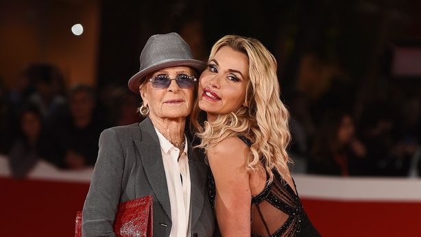 Valeria Marini: rinvio a giudizio per l’uomo che avrebbe truffato la madre con criptovalute