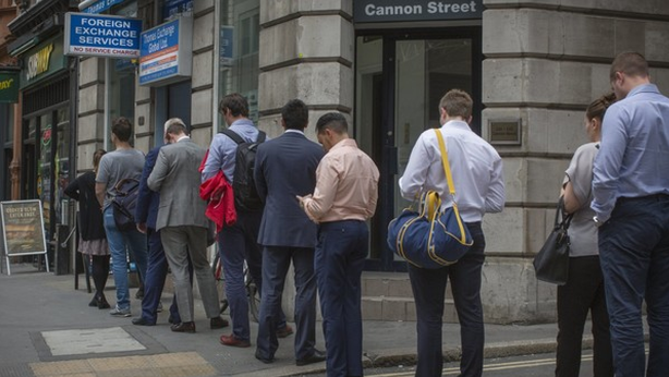 Brexit, è corsa agli sportelli a Londra
