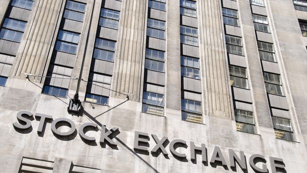 Wall Street apre in rialzo post Fed, stasera i conti di Apple
