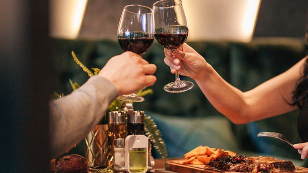 San Valentino all’insegna dei rincari, conti salati per chi cena al ristorante