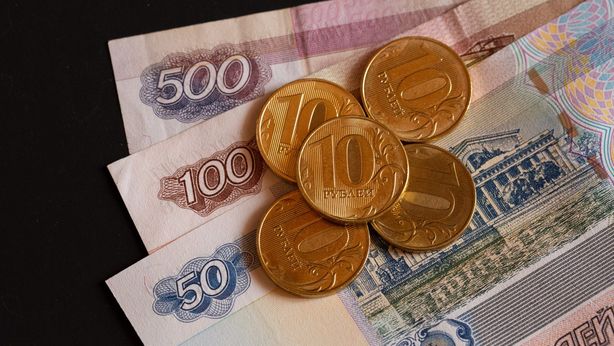 Rublo vicino a 100 contro il dollaro