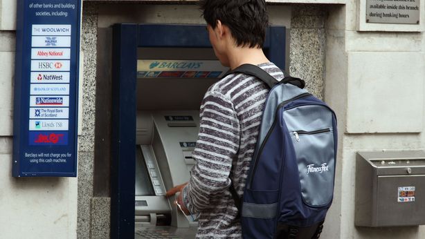 Truffa ai bancomat: sistema a jackpot fa “sputare” i soldi