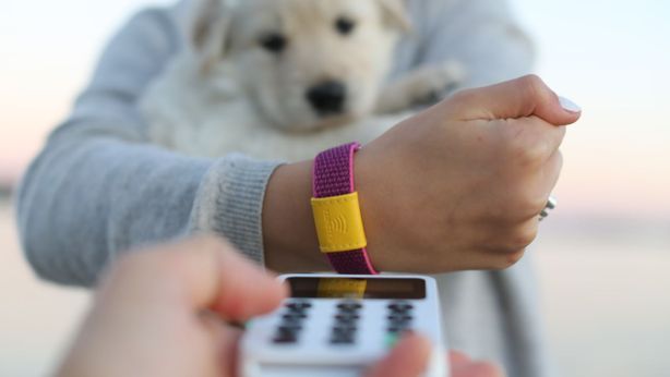 Tra stile e digitale, Intesa presenta il nuovo Payment Bracelet